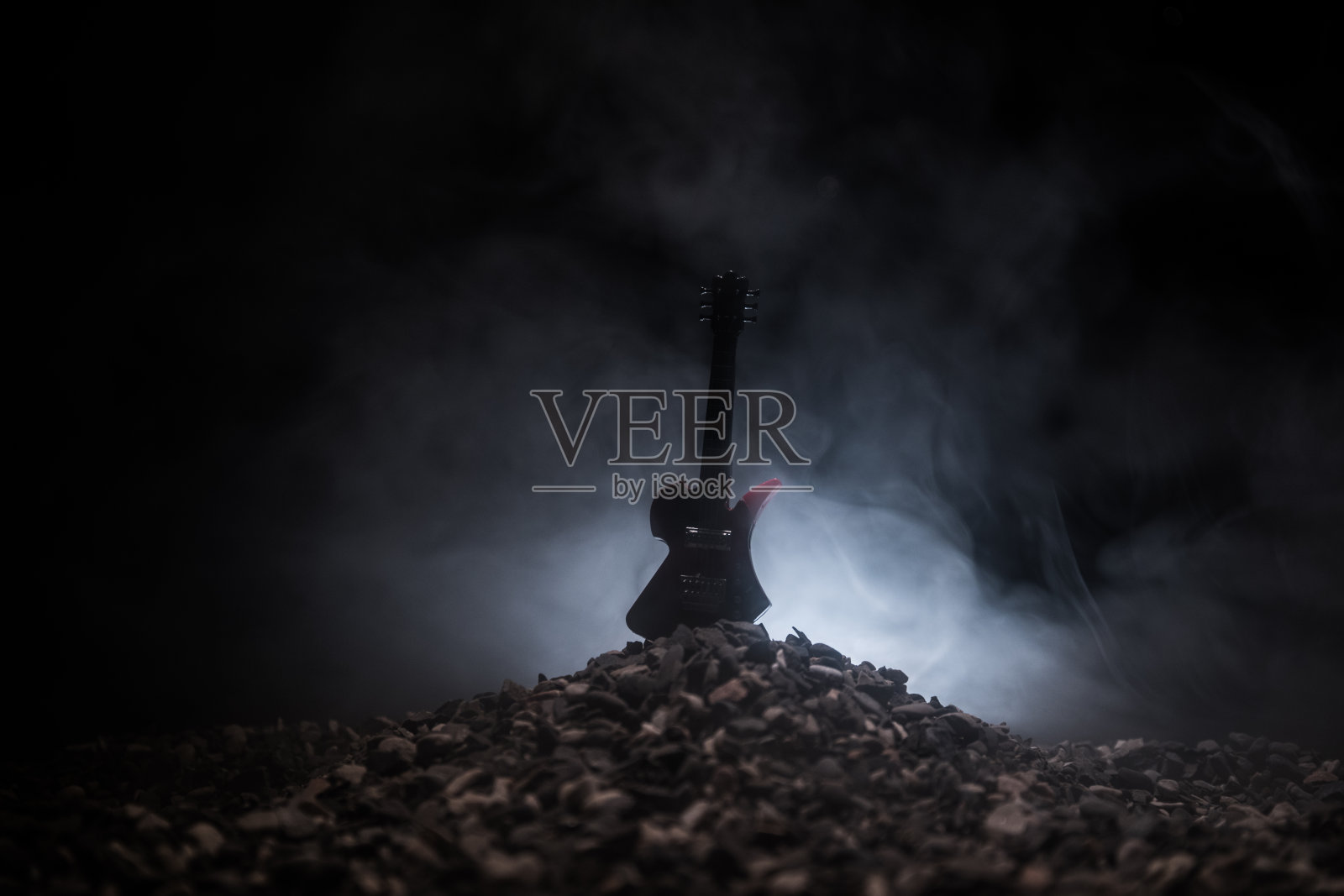 音乐的概念。原声吉他孤立在黑暗背景下的光束与烟雾与拷贝空间。吉他弦，特写。有选择性的重点。火灾的影响。超现实的吉他照片摄影图片