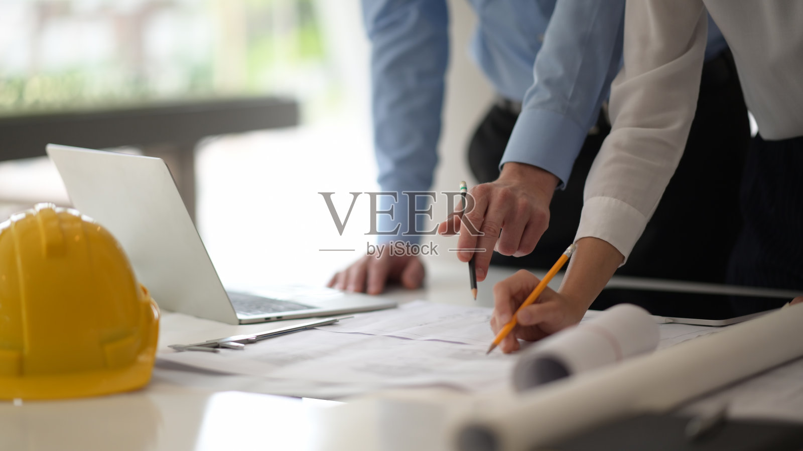 工程师和建筑师团队在桌面上规划和讨论建筑施工照片摄影图片