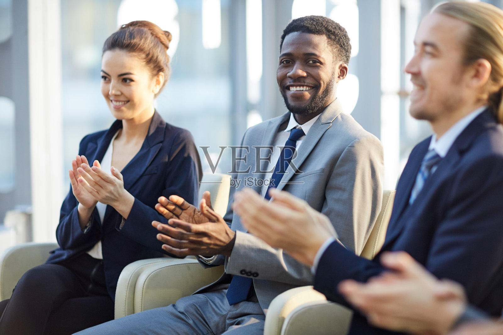 积极的商业人士在会后鼓掌照片摄影图片