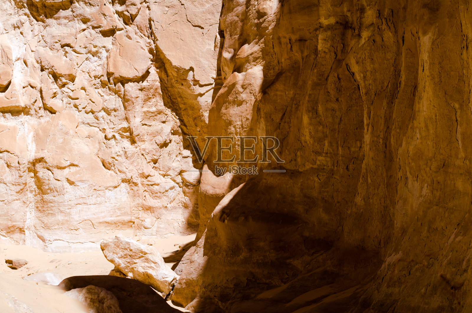 埃及达哈卜南西奈沙漠中的高耸岩山照片摄影图片