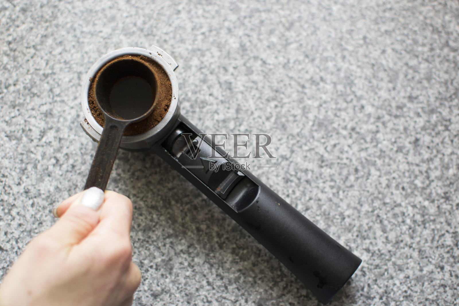 为浓缩咖啡机准备咖啡豆照片摄影图片