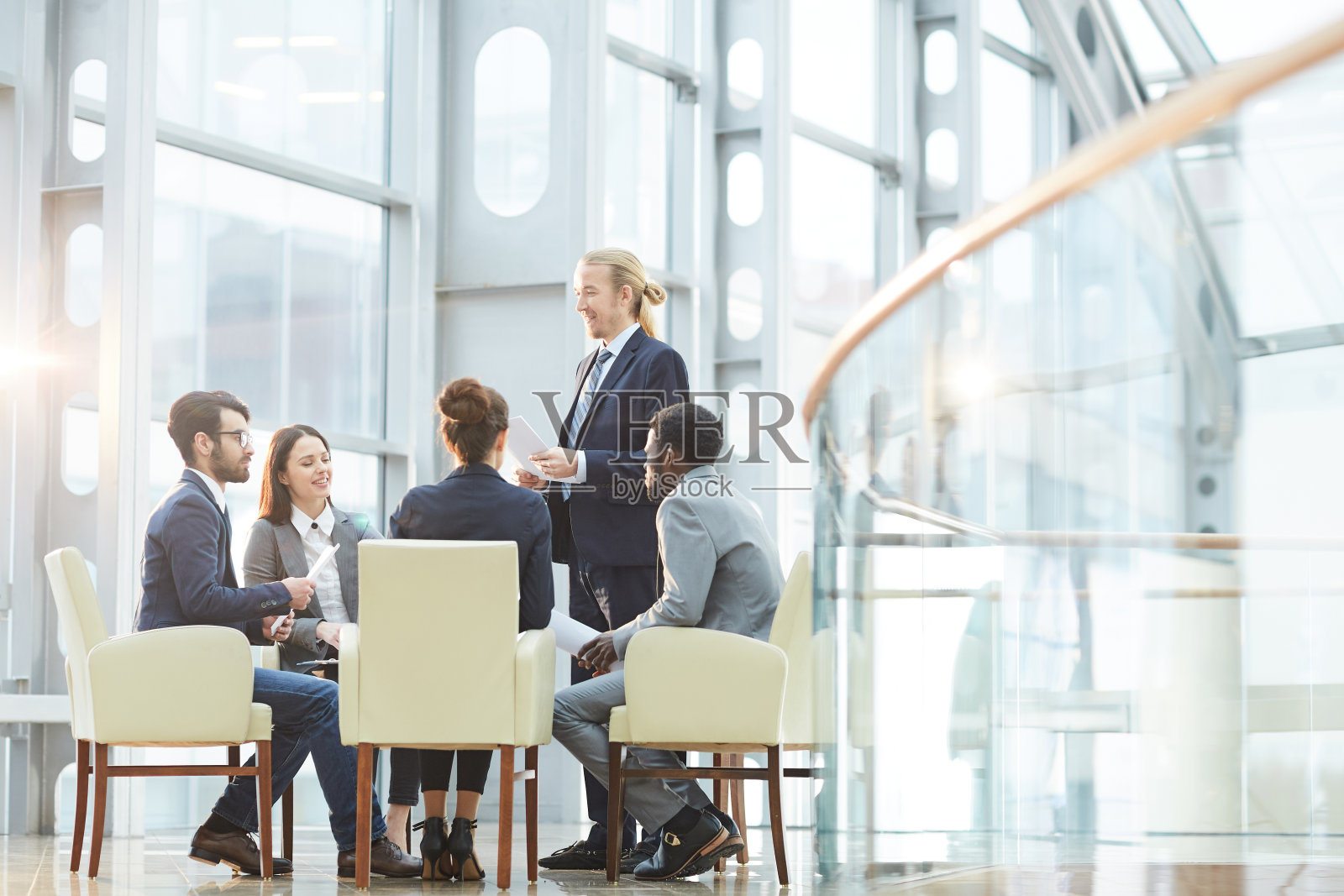 在会议上讨论重要问题照片摄影图片