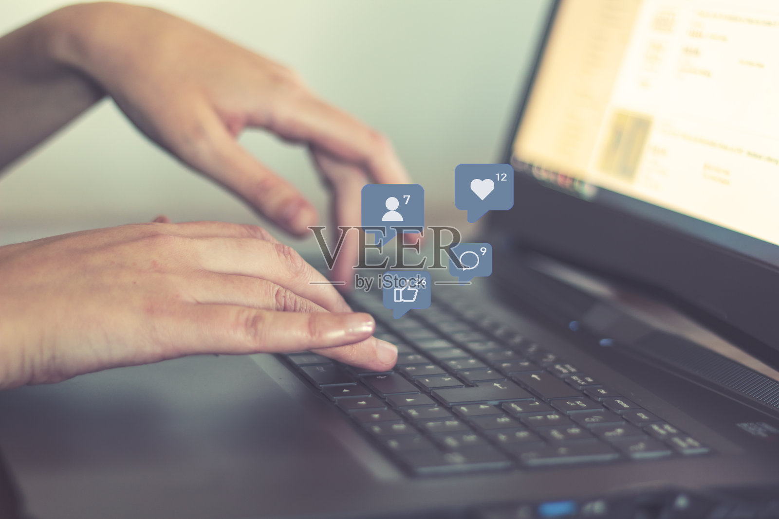 女人使用笔记本电脑。社交媒体和社交网络的概念照片摄影图片