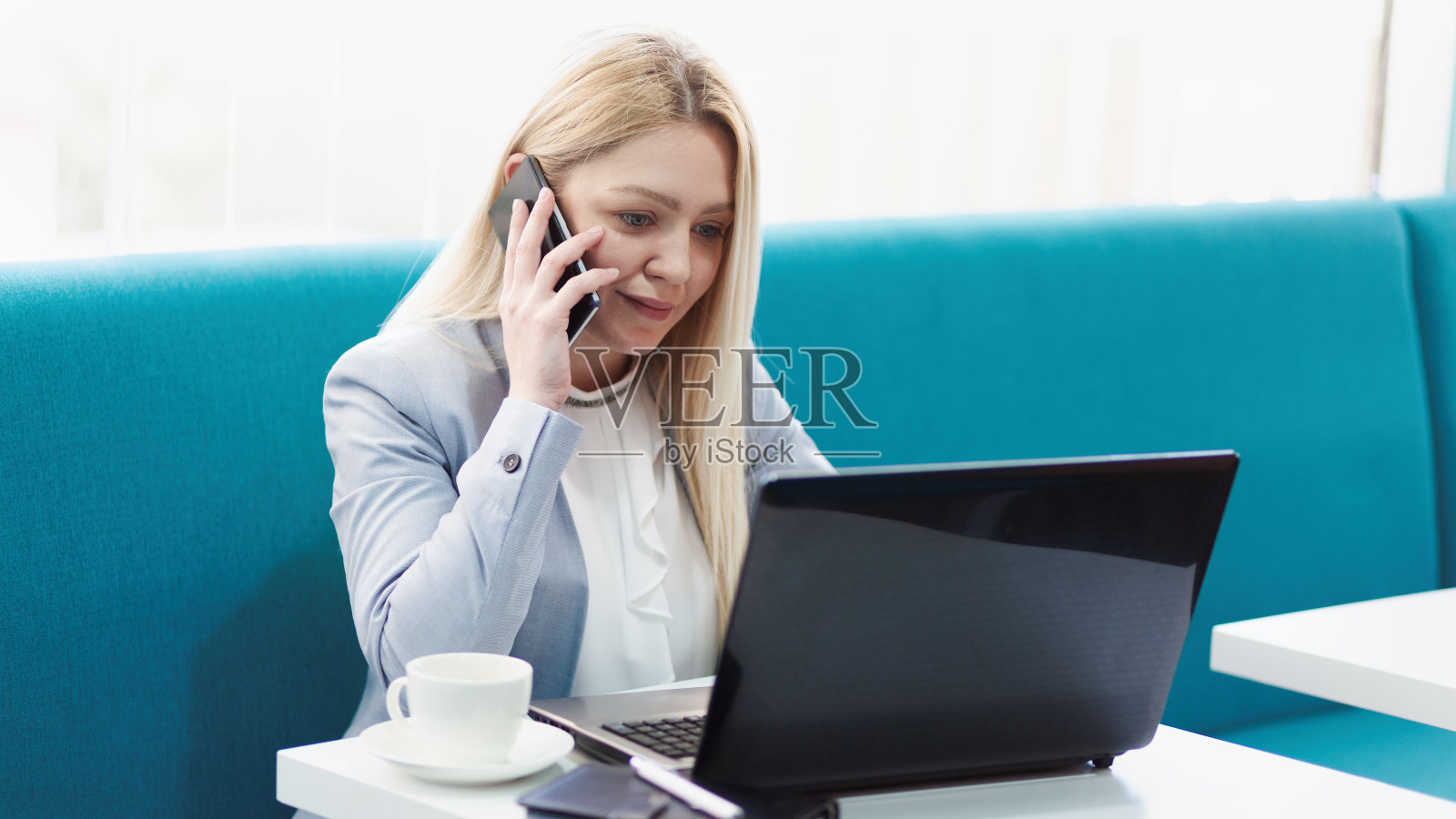 领导力——咖啡馆里的女商人照片摄影图片