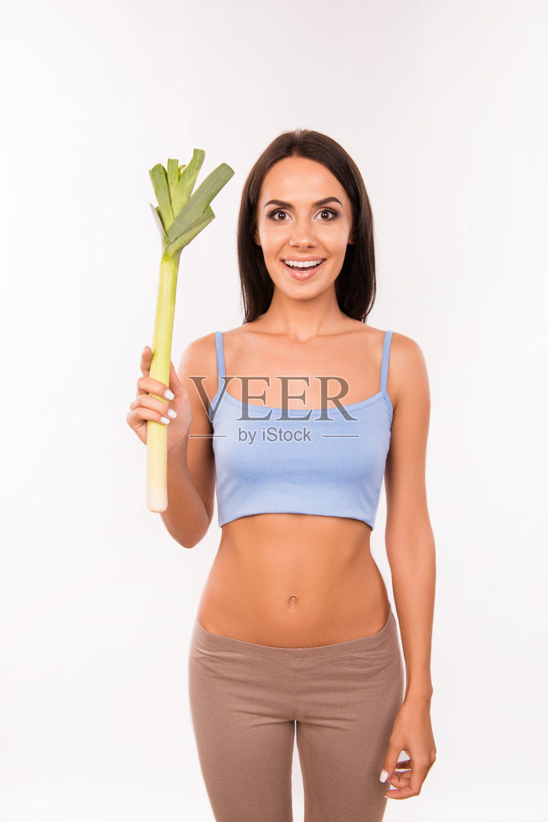 健康苗条快乐女人捧着韭菜照片摄影图片