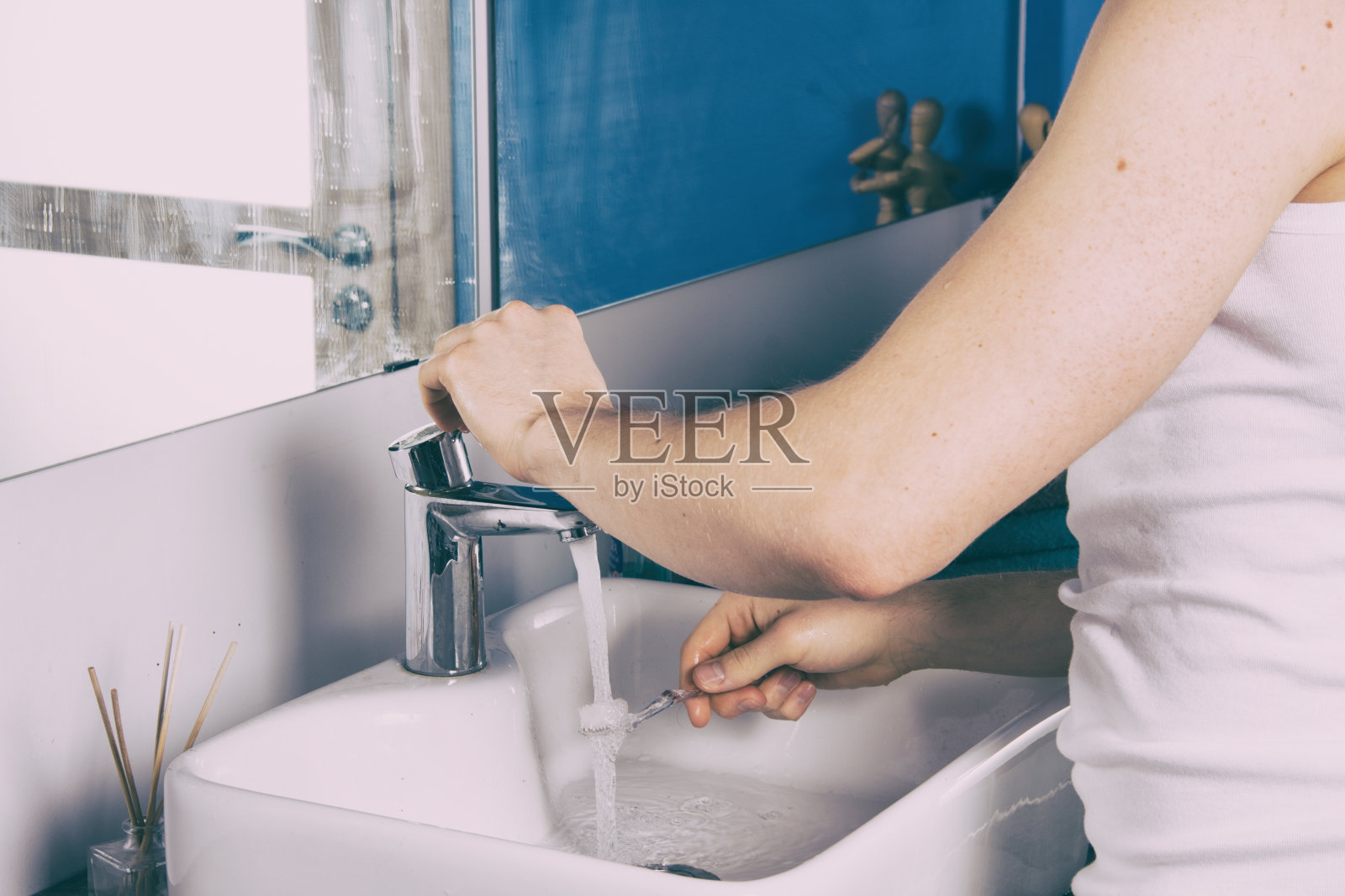 刷你的牙齿。浴室里的年轻帅哥。照片摄影图片