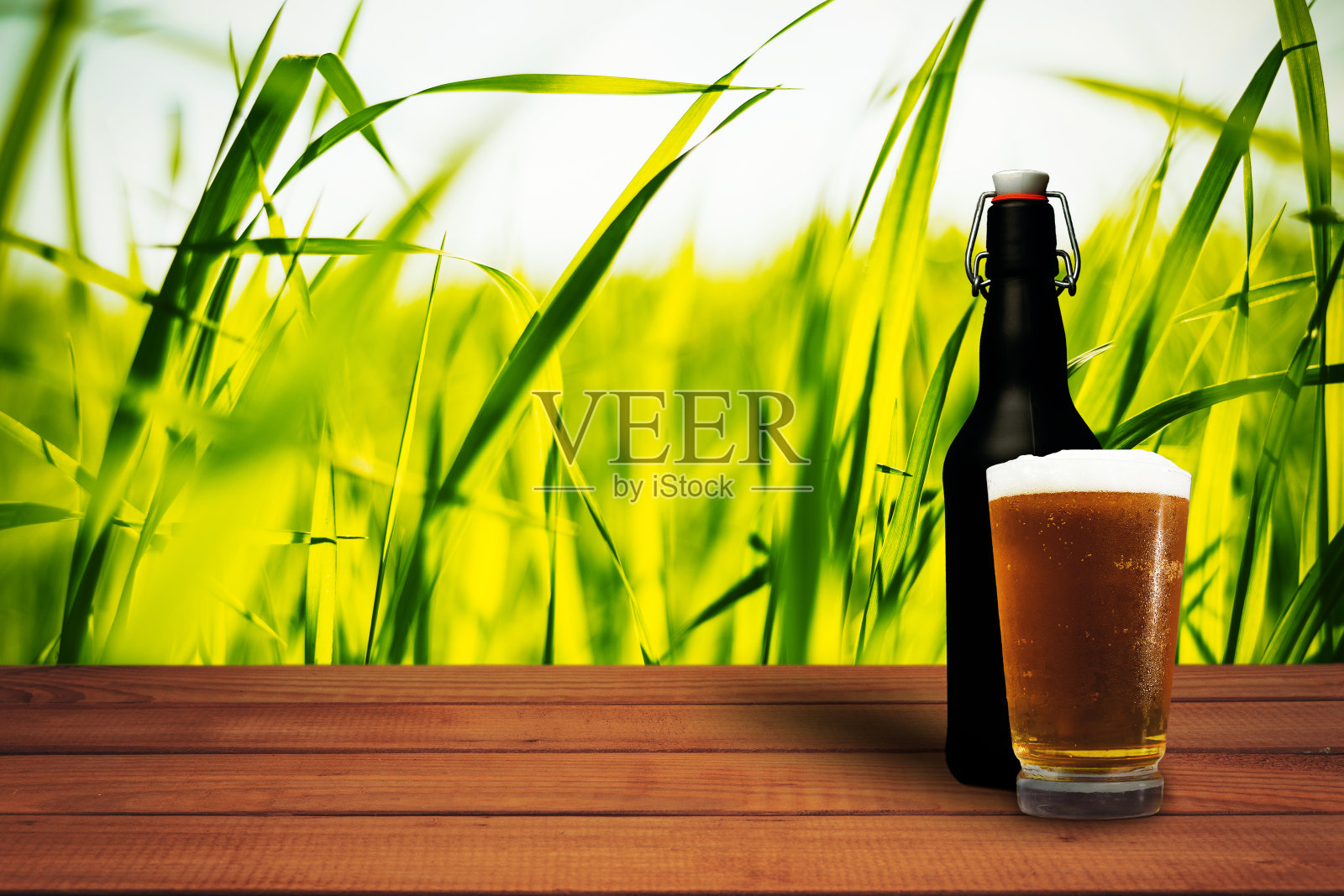 木桶背景和一杯啤酒在一个古老的橡木桌子的木头。照片摄影图片