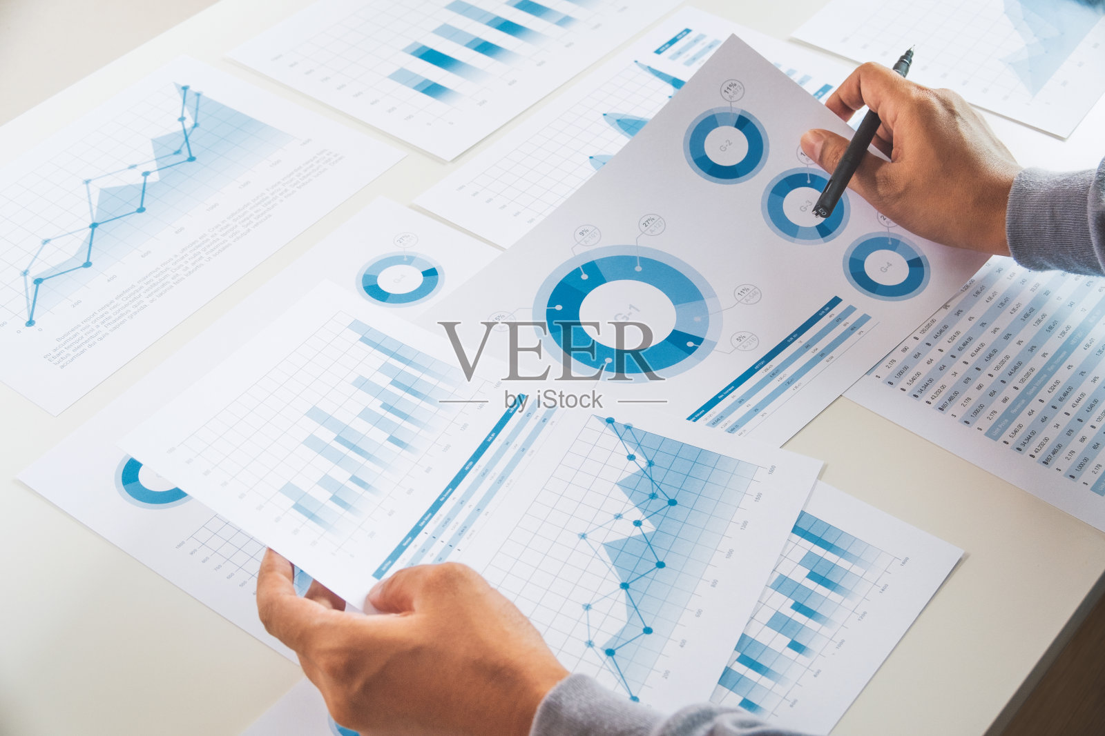 商务工作数据文档图表报告市场调研发展规划管理策略分析财务会计。业务办公室的概念。照片摄影图片