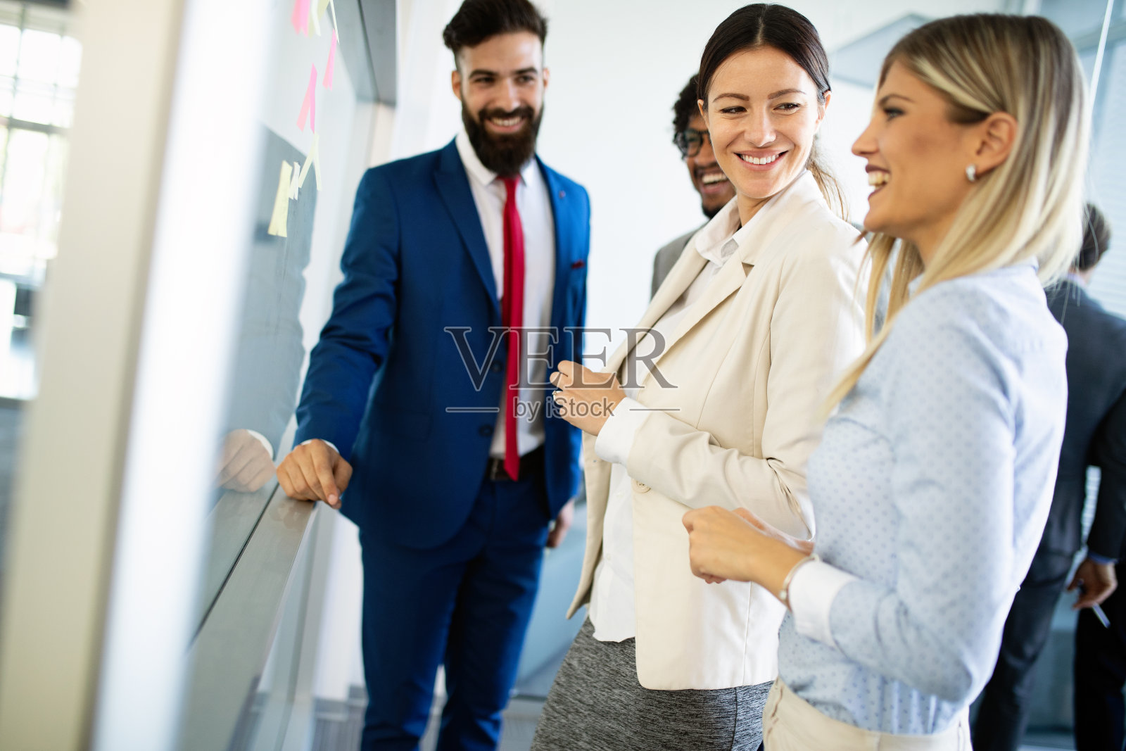 在办公室从事商业项目的有创造力的商业人员照片摄影图片