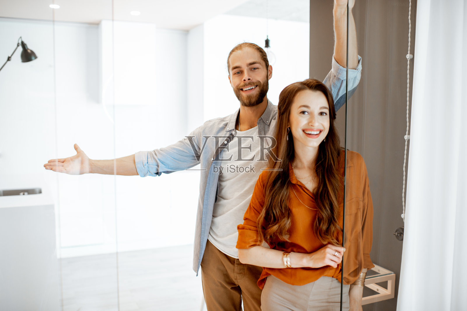 一对年轻夫妇在新公寓里照片摄影图片