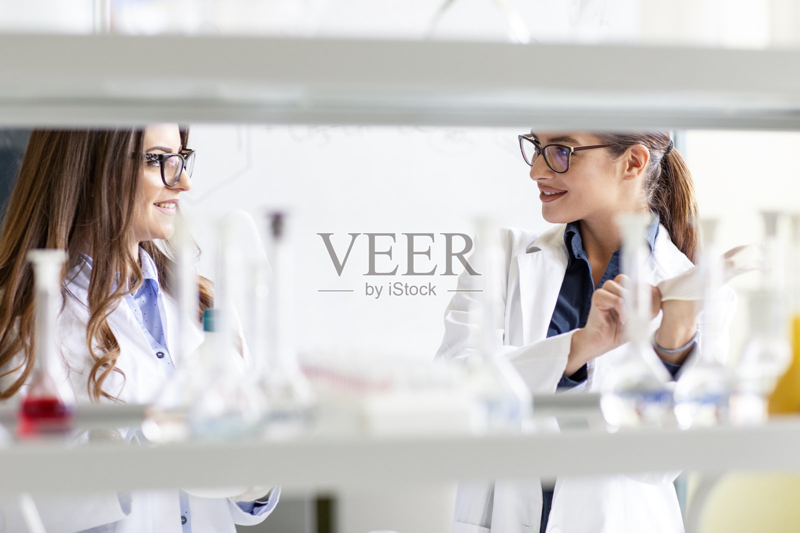 两个年轻女子在实验室准备分析照片摄影图片