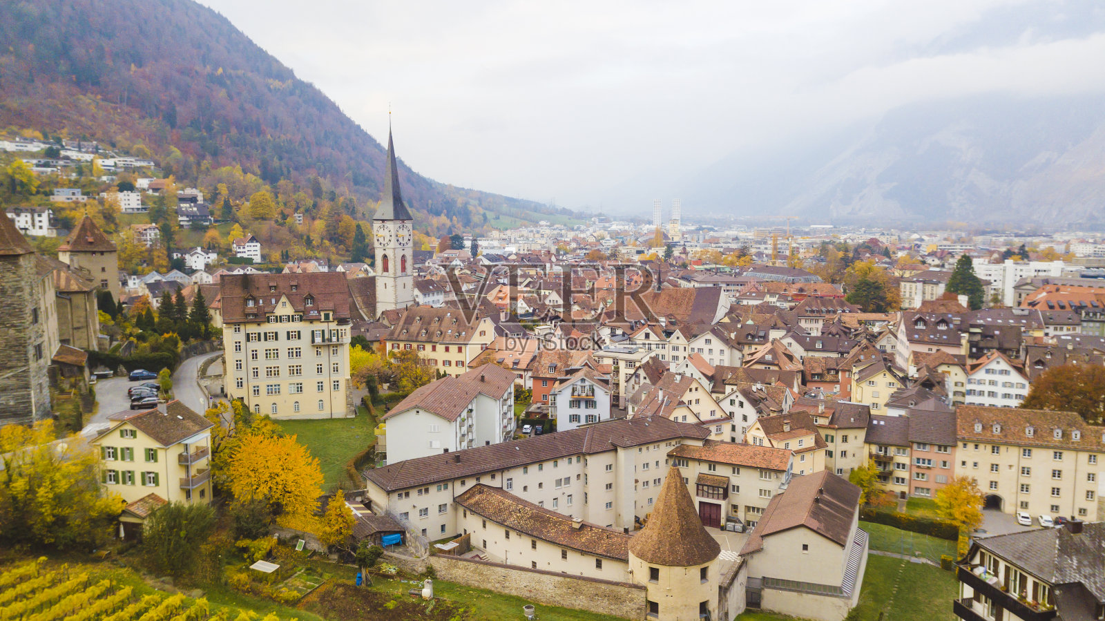 无人机鸟瞰Chur Switzerland瑞士Chur葡萄园和阿尔卑斯山脉夏日钟楼的美丽景色照片摄影图片