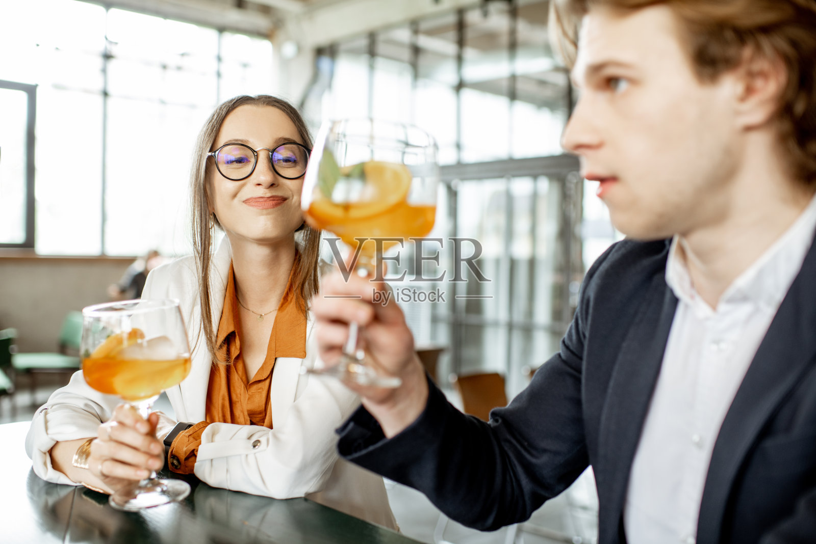 酒吧里的生意伙伴照片摄影图片