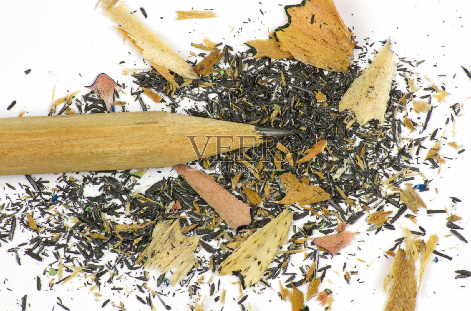 白色背景上的铅笔和木屑。照片摄影图片