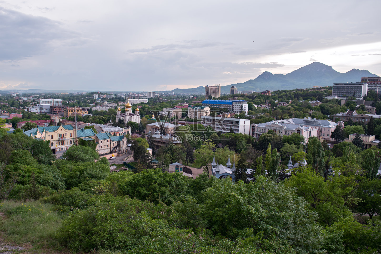 Pyatigorsk。夜城和救世主大教堂的景色。照片摄影图片