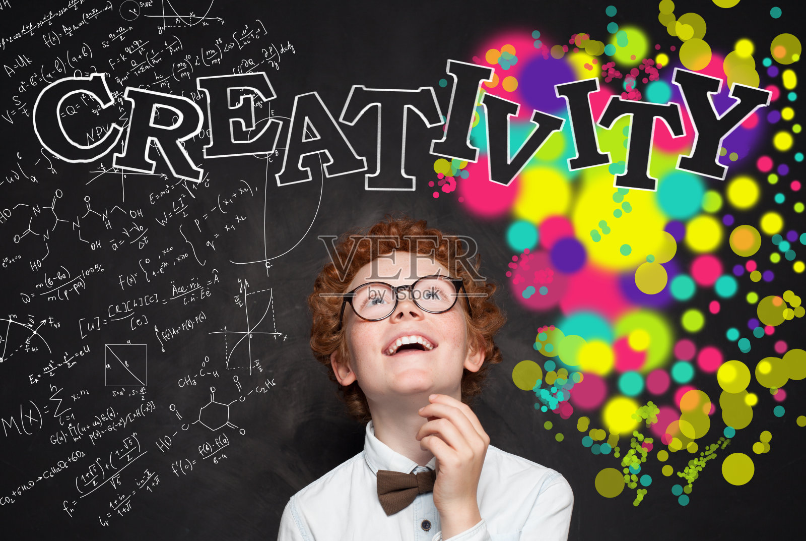 戴眼镜的有趣孩子在教室肖像。创造力教育与左右脑概念的发展照片摄影图片