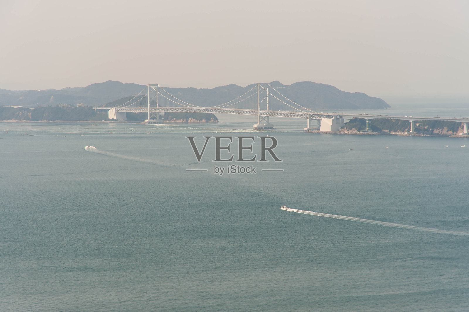 一艘在好天气下航行在濑户内海的船照片摄影图片