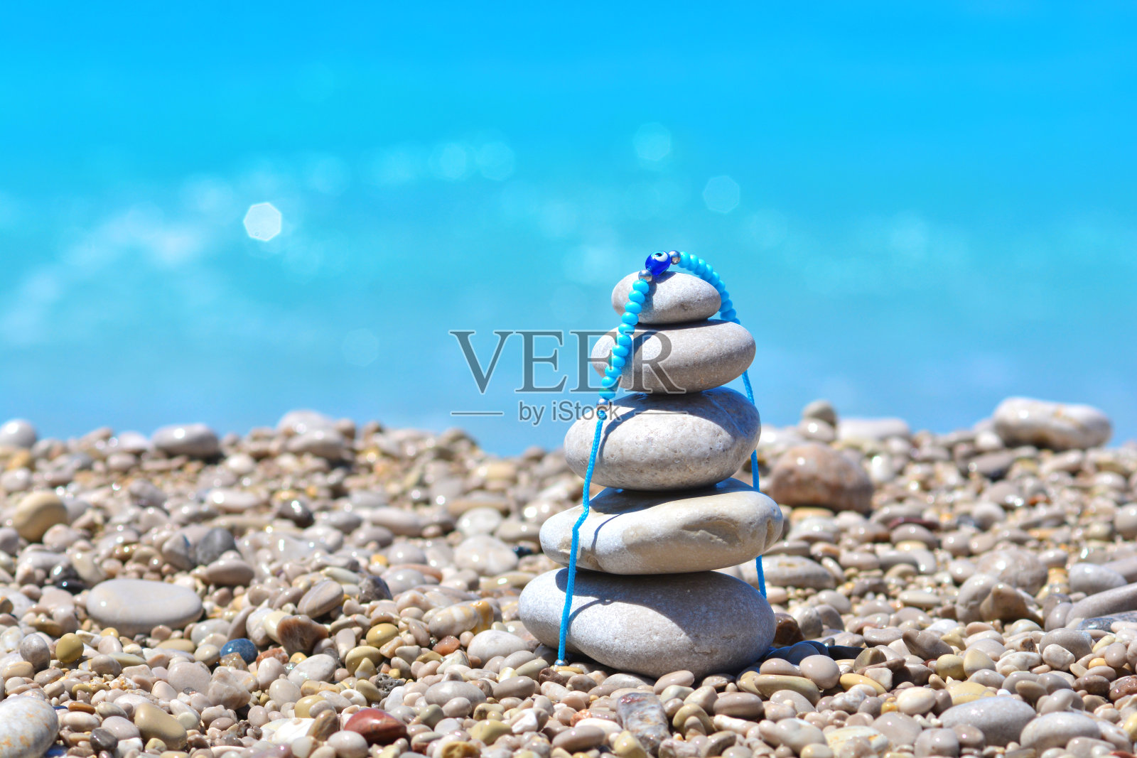 土耳其海滩上的禅石。海卵石塔。和谐稳定理念。照片摄影图片