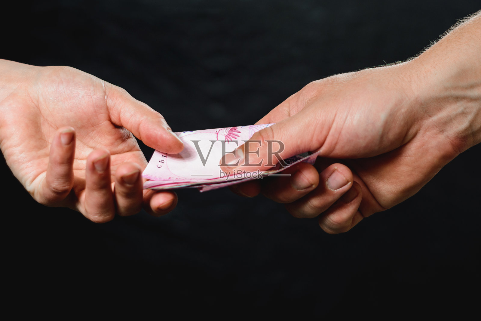 从客户那里获得资金、经济成本和服务支付。照片摄影图片