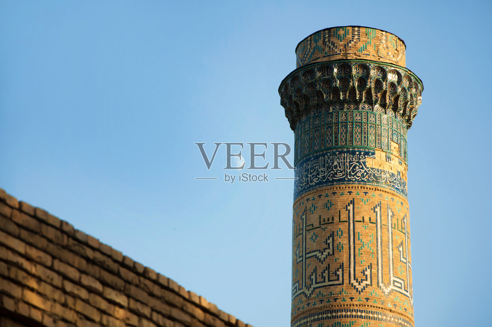 比比-汗尖塔，用马赛克装饰得富丽堂皇，背景是撒马尔罕清澈的蓝天照片摄影图片