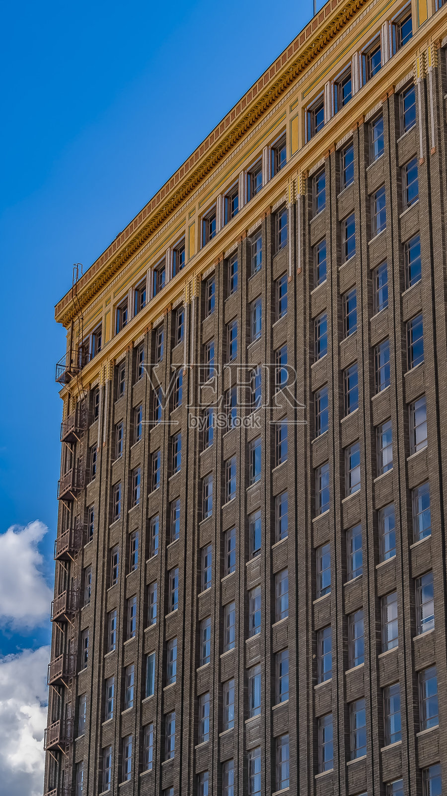 全景:建筑外，玻璃上反射着多云的蓝天照片摄影图片