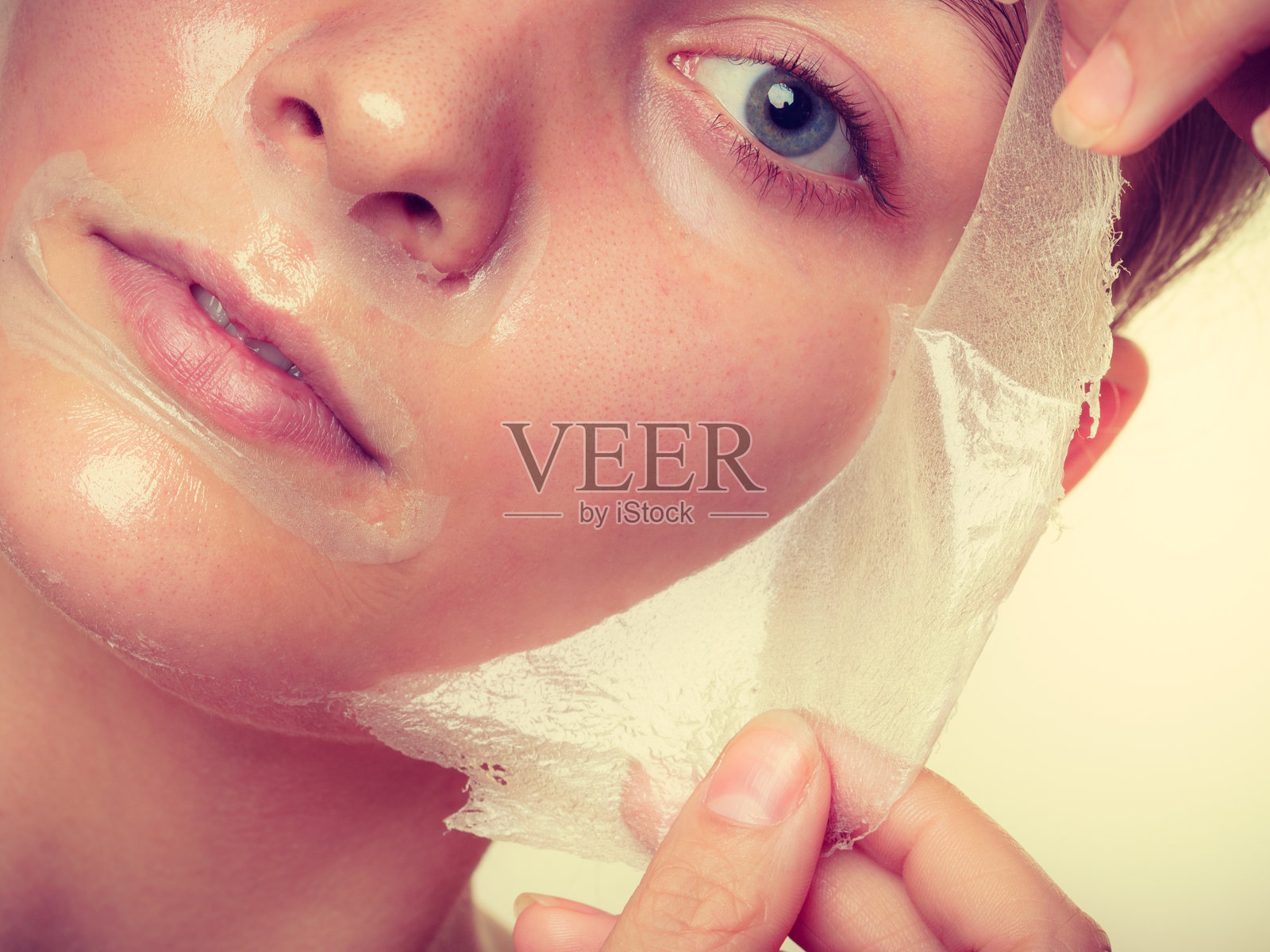 去除面膜的女人。照片摄影图片