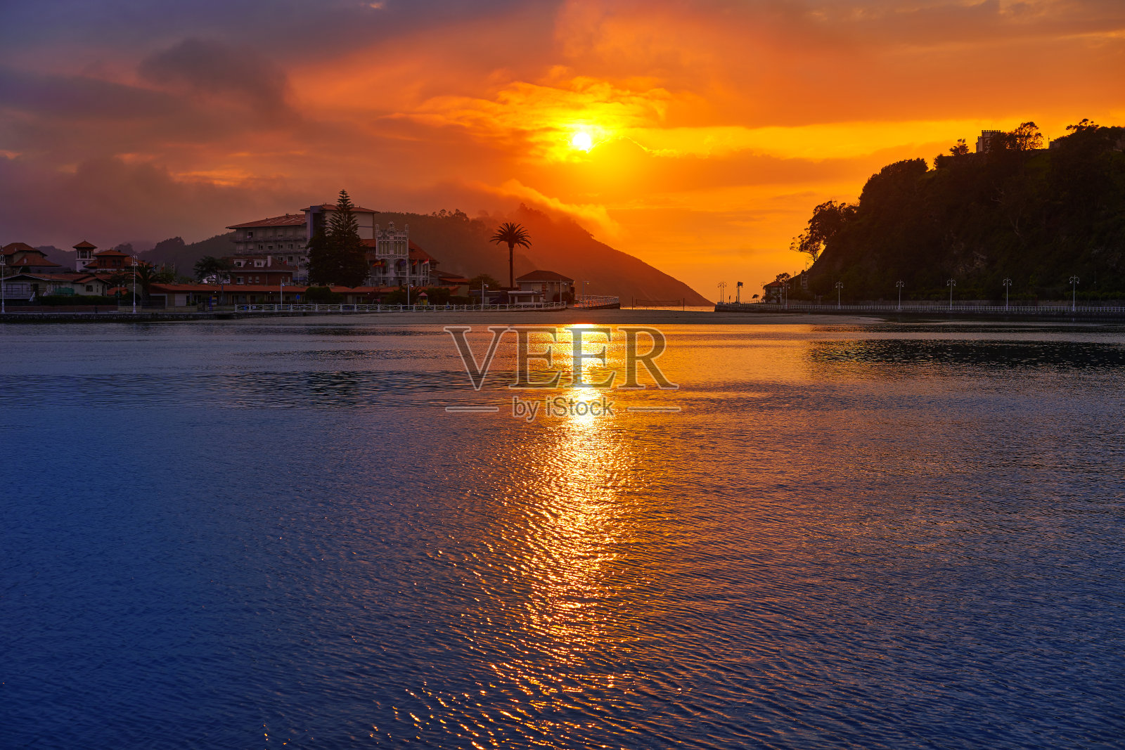 西班牙阿斯图里亚斯的Ribadesella日落照片摄影图片