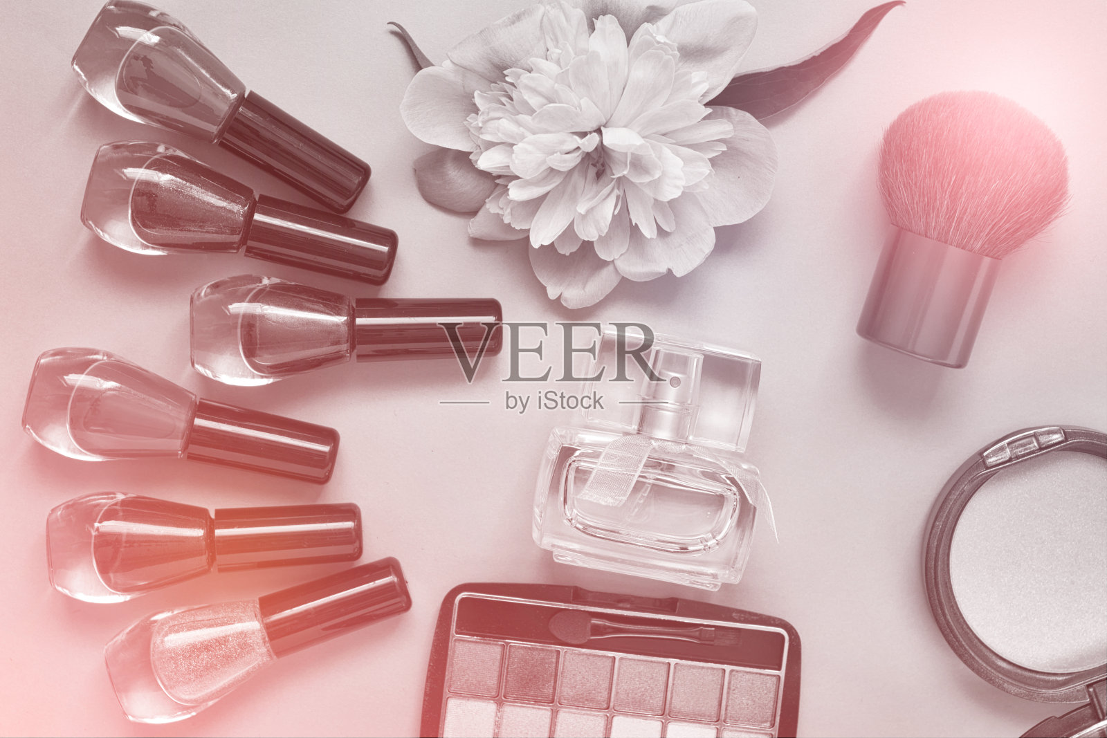 一套美丽的配件在粉红色的背景照片摄影图片