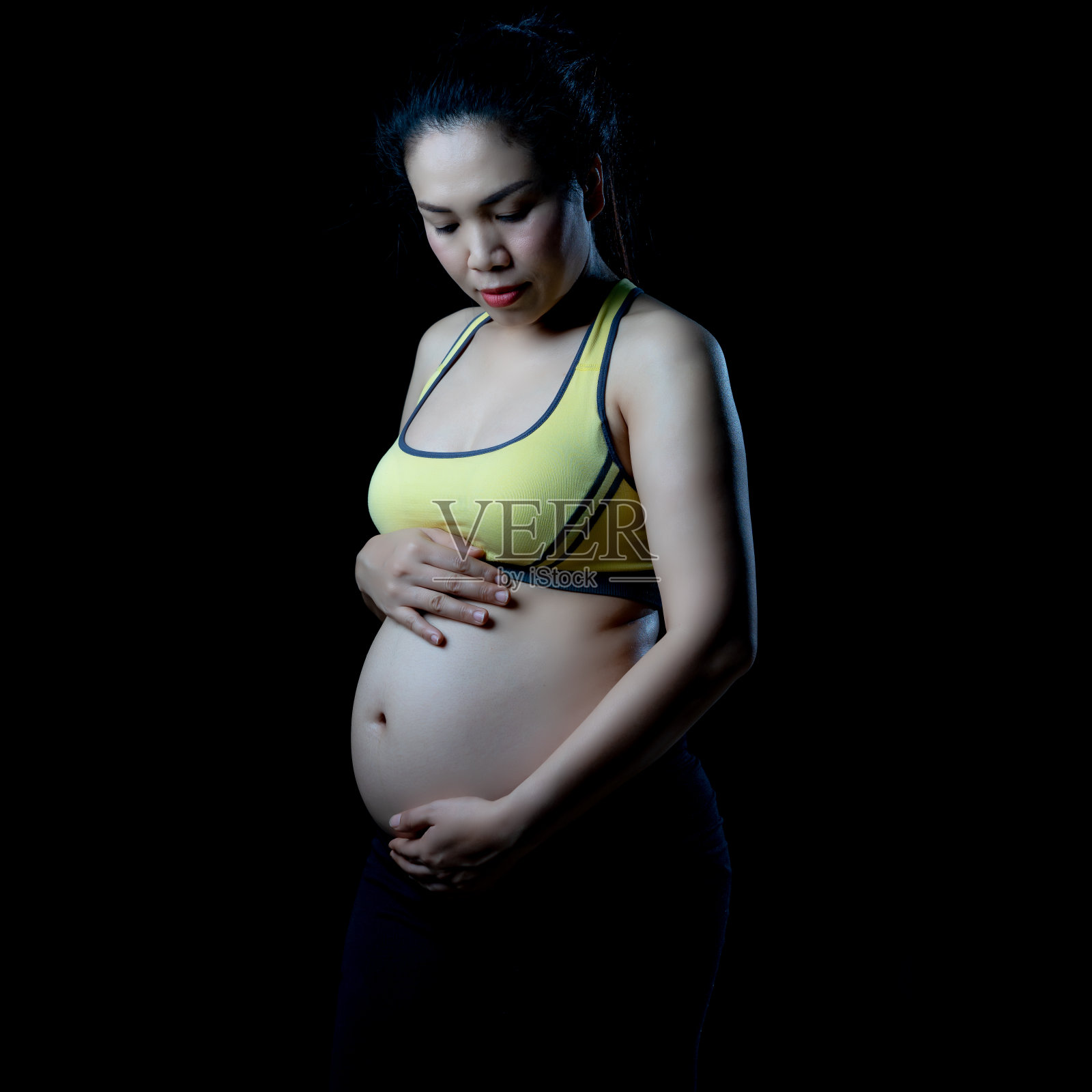 黑人背景下的孕妇照片摄影图片