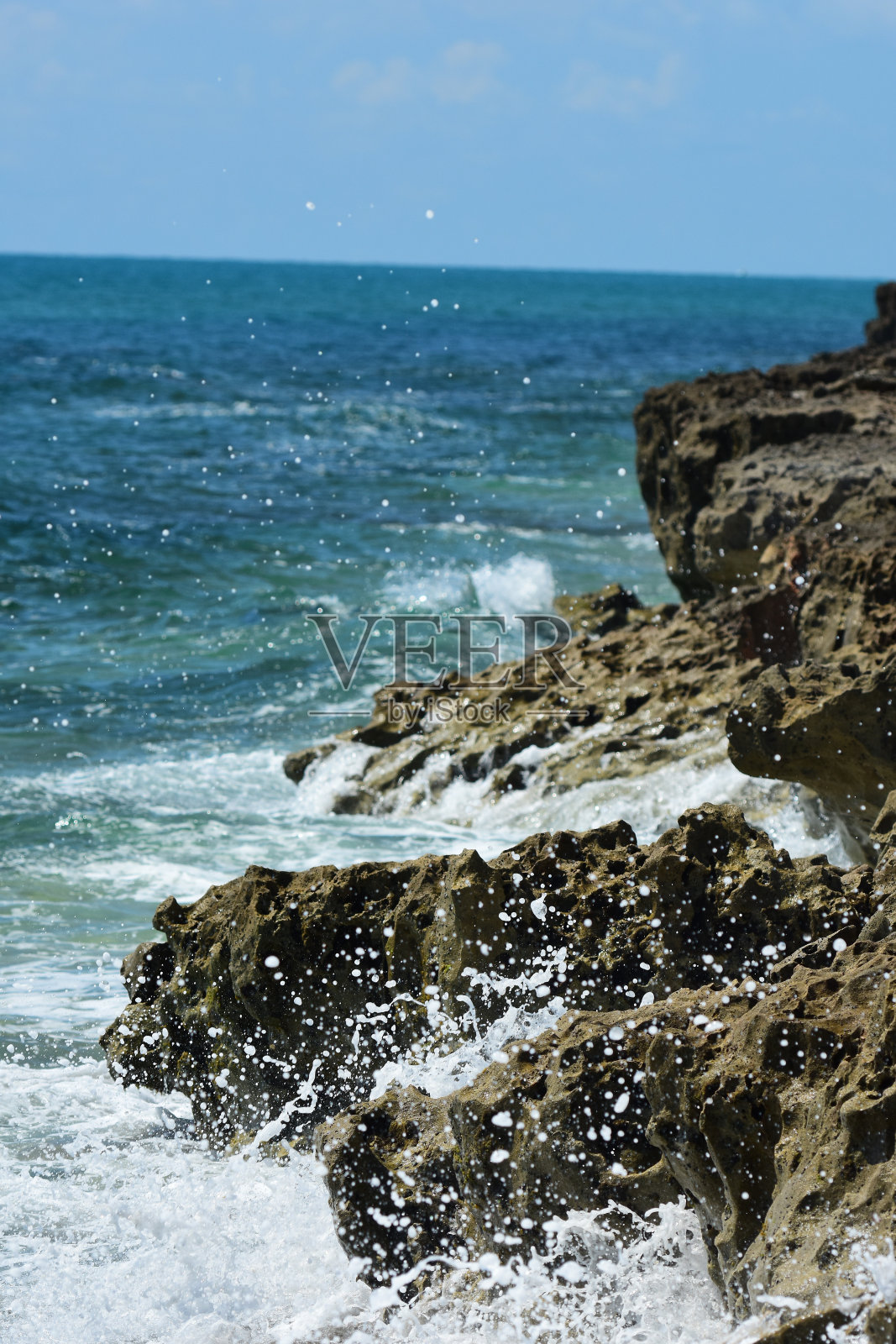 在吹石保护区，海浪拍打着岩石，溅起水花照片摄影图片
