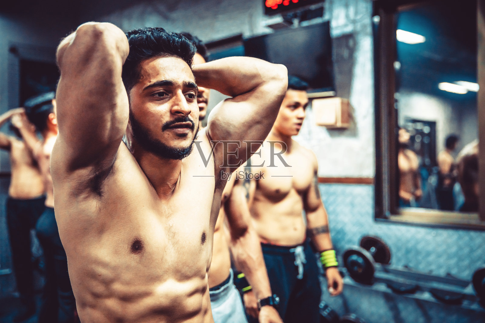 健身房的亚洲健美运动员照片摄影图片