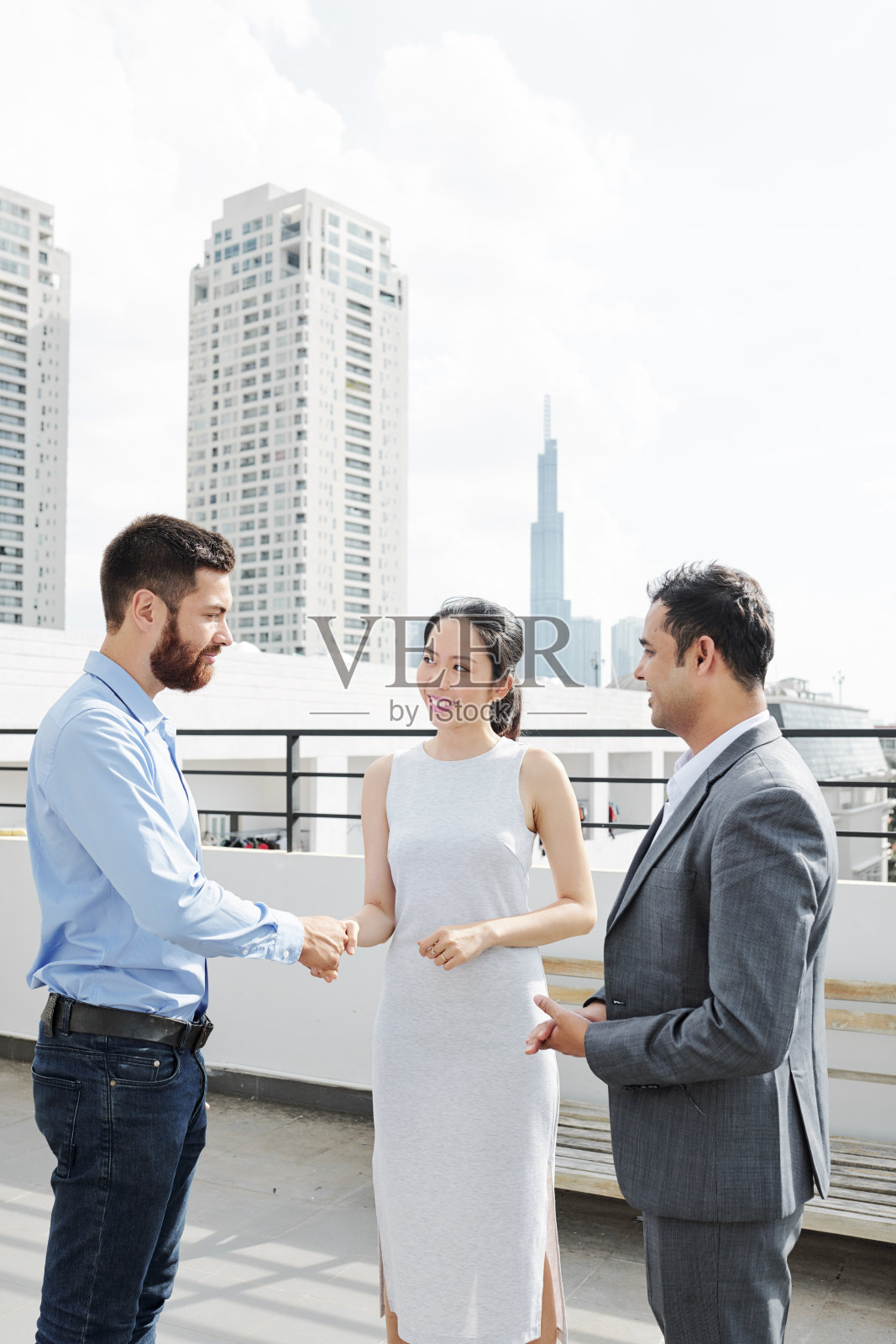 办公室的商务握手照片摄影图片
