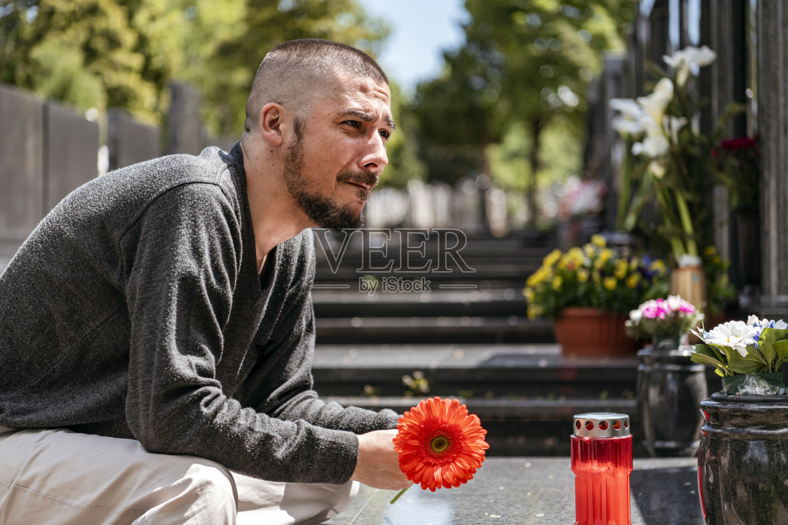 墓地里的男人照片摄影图片