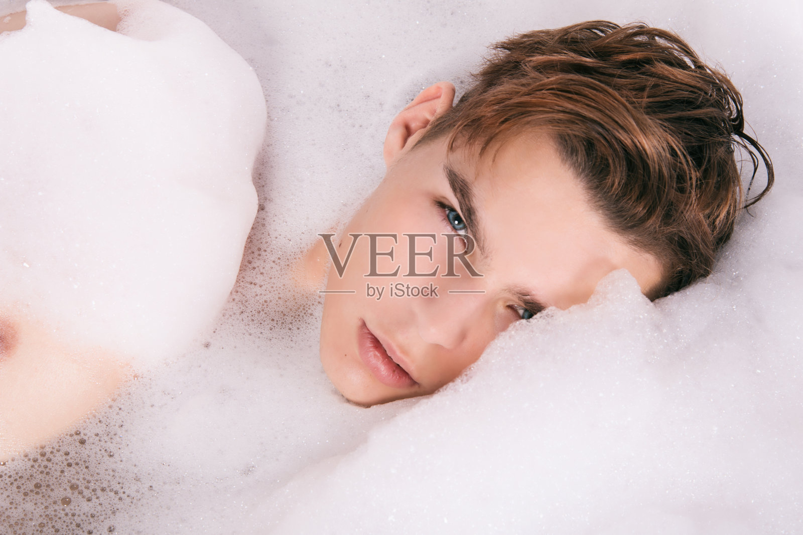 浴室里的帅哥照片摄影图片