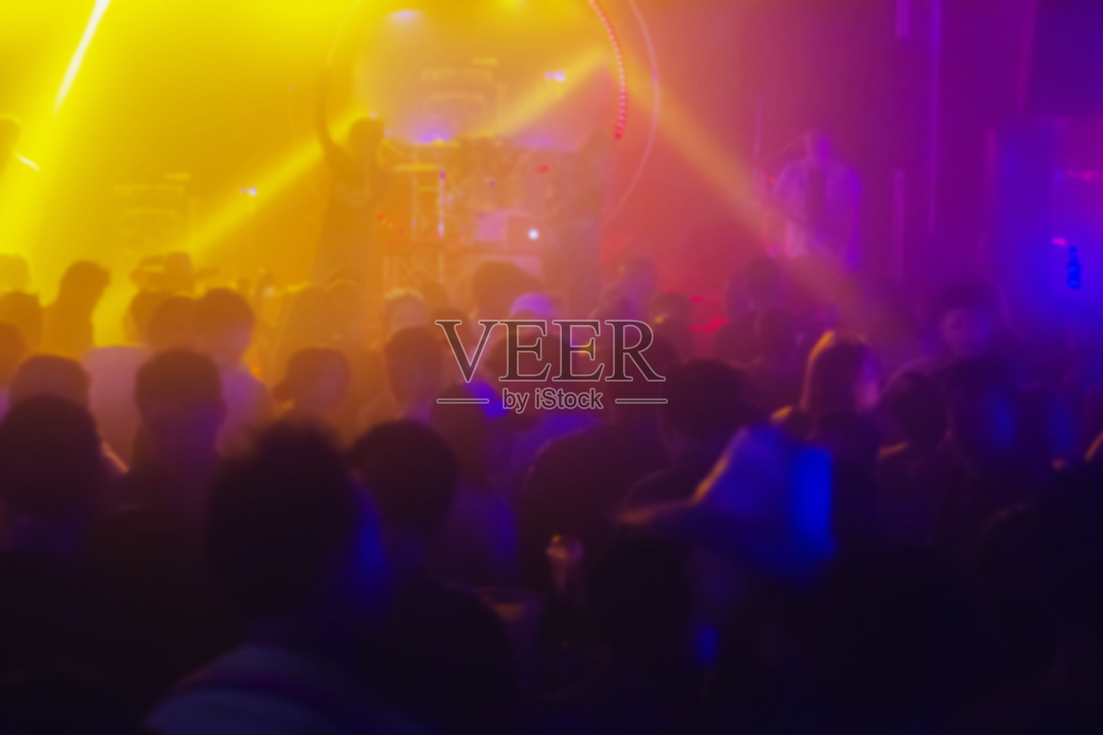 模糊剪影影子在一个俱乐部聚会的乐趣。背景与复制空间。照片摄影图片