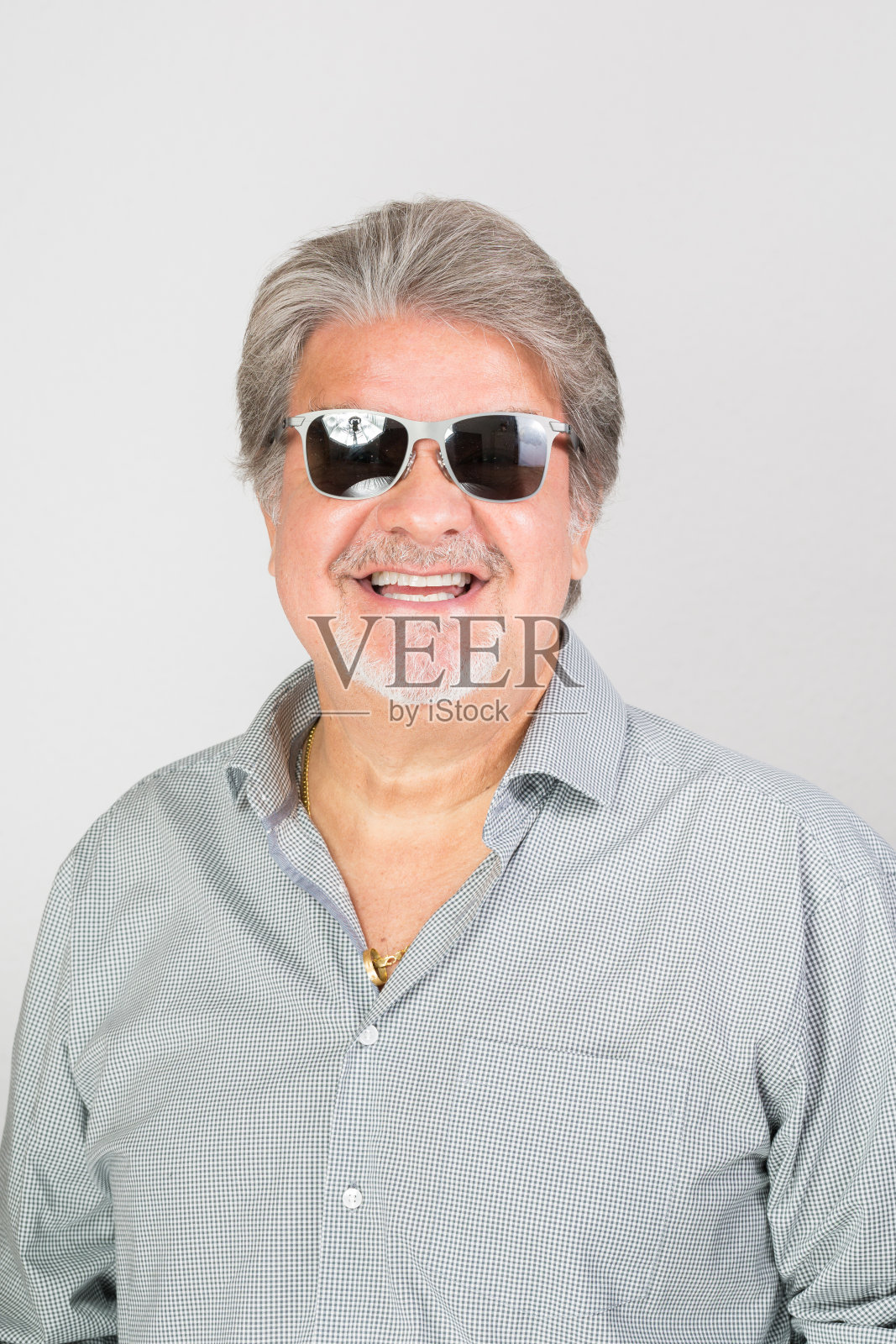 不同内容的Man Studio Portrait照片摄影图片