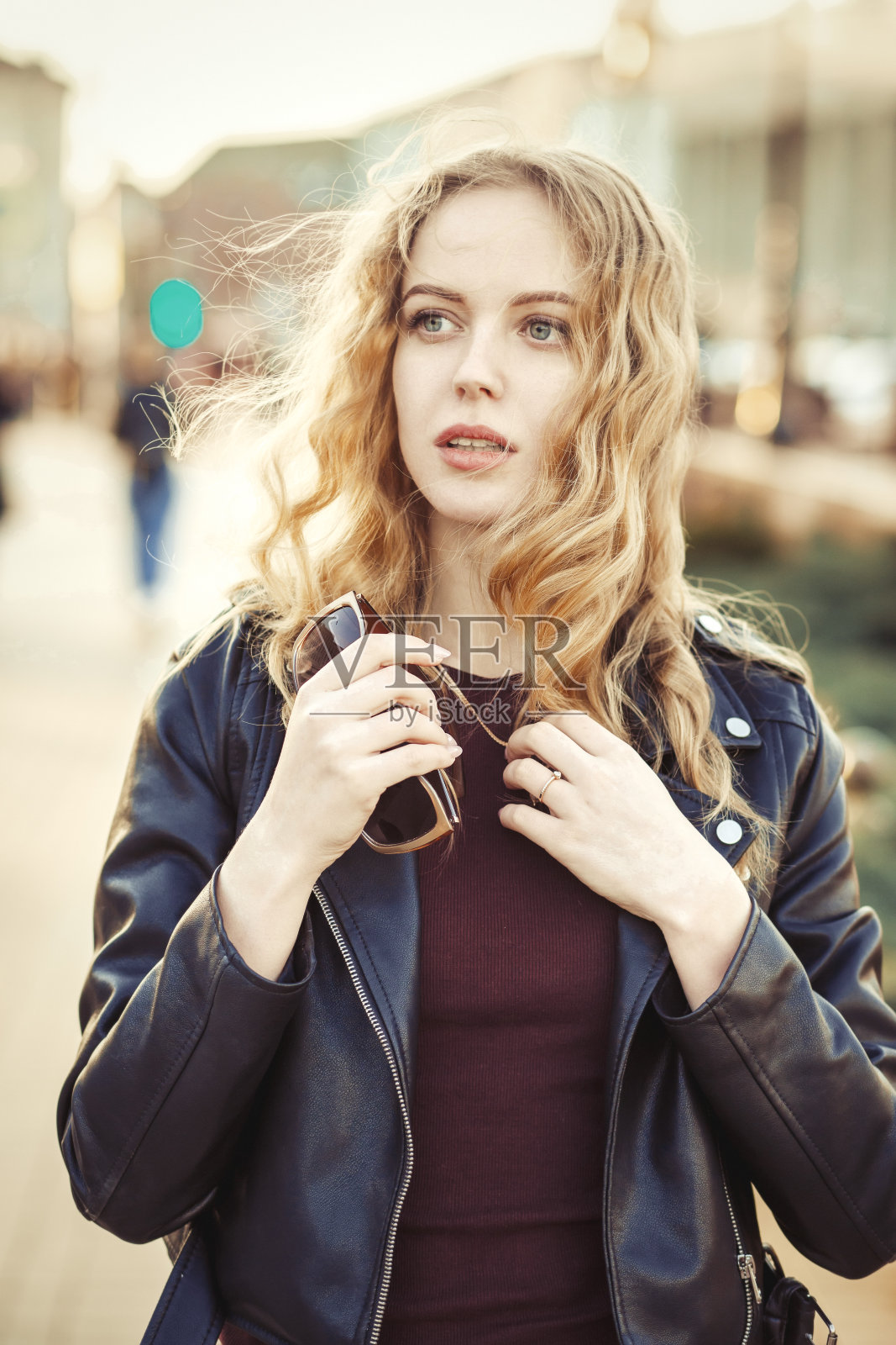 严重的金发女孩照片摄影图片