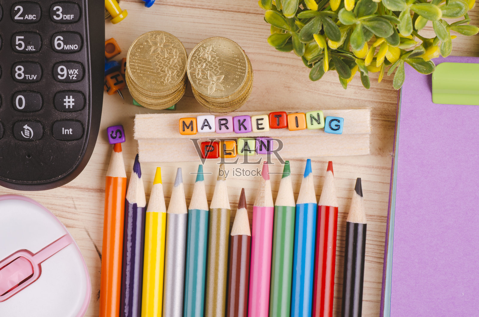 商业活动概念背景，彩色立方体与文字营销计划木质书桌照片摄影图片