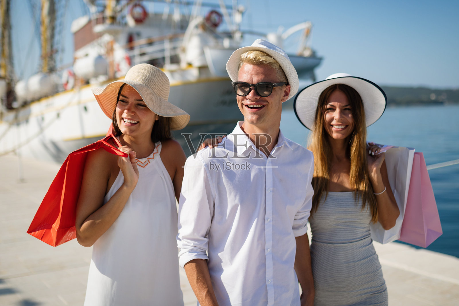 快乐的人们享受和享受一个奢侈的暑假照片摄影图片