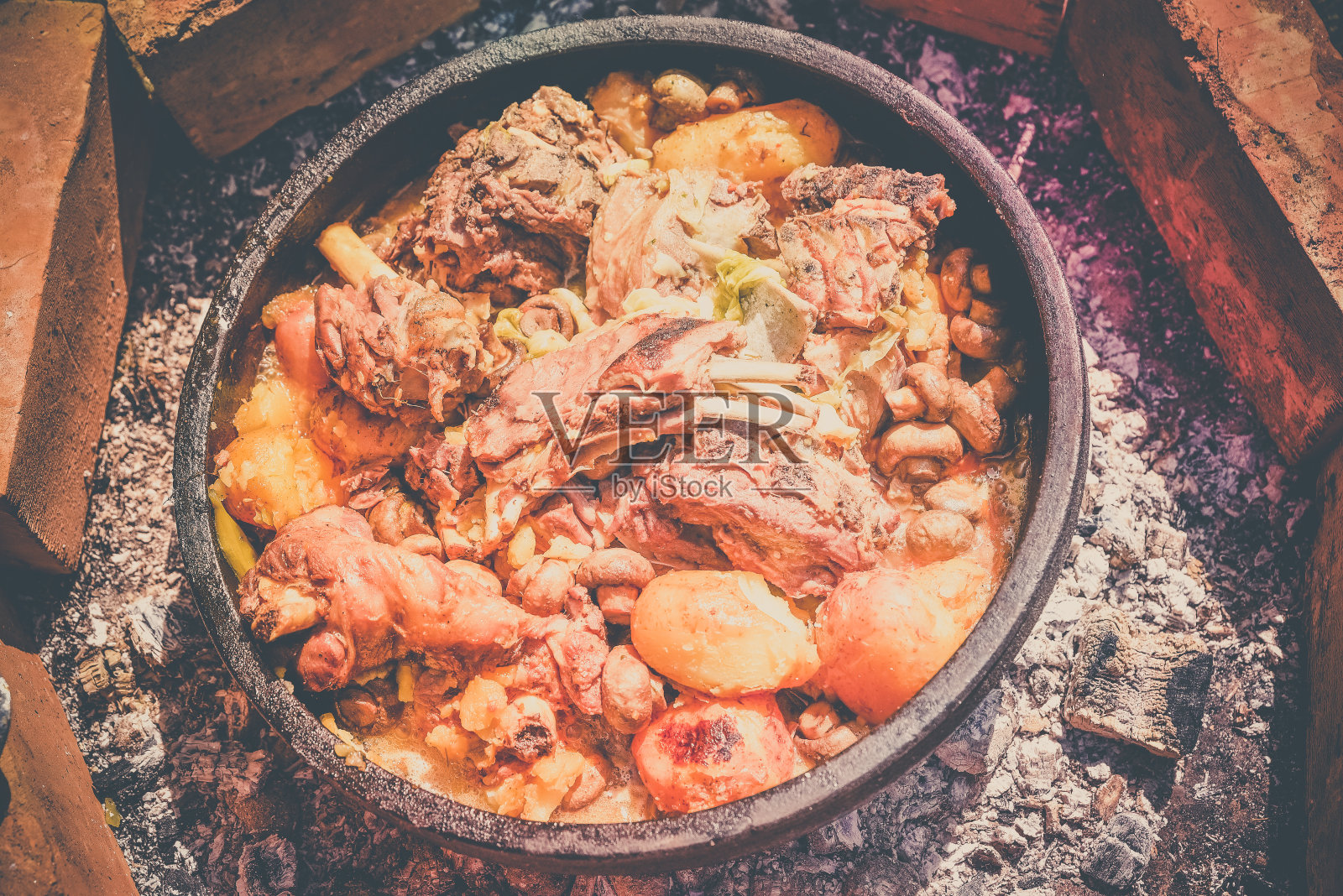 羊肉、土豆和蔬菜烧烤，塞尔维亚菜“Sač”照片摄影图片