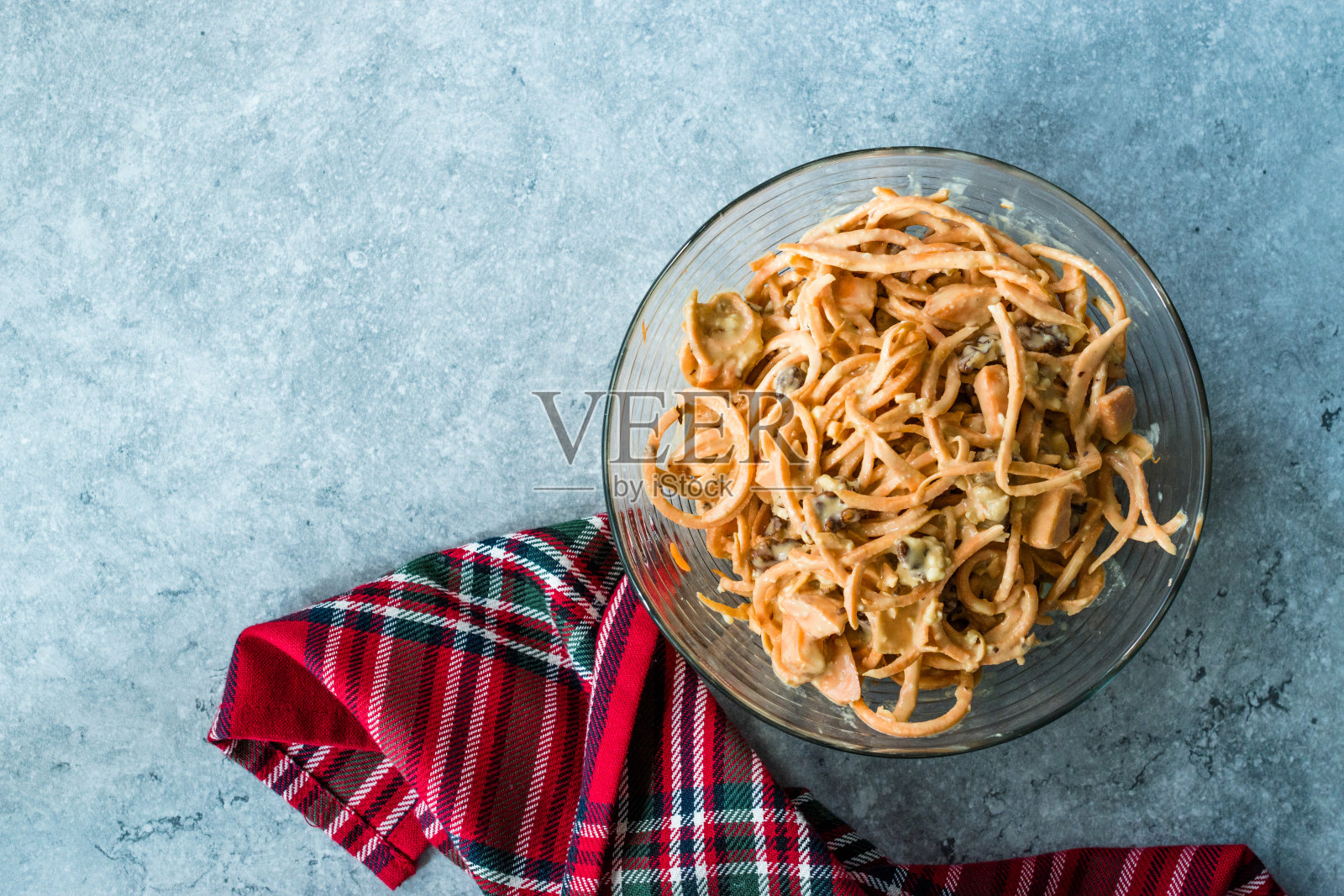 生红薯沙拉配芝麻酱、核桃和芝士。照片摄影图片