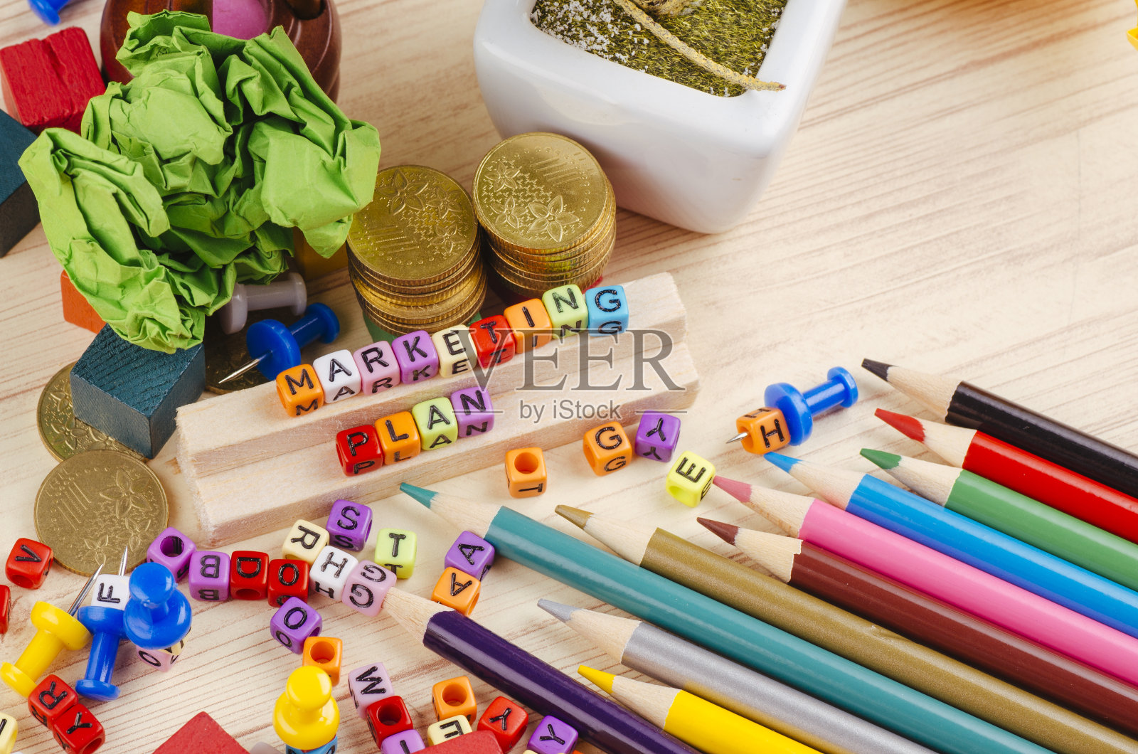 商业活动概念背景，彩色立方体与文字营销计划木质书桌照片摄影图片