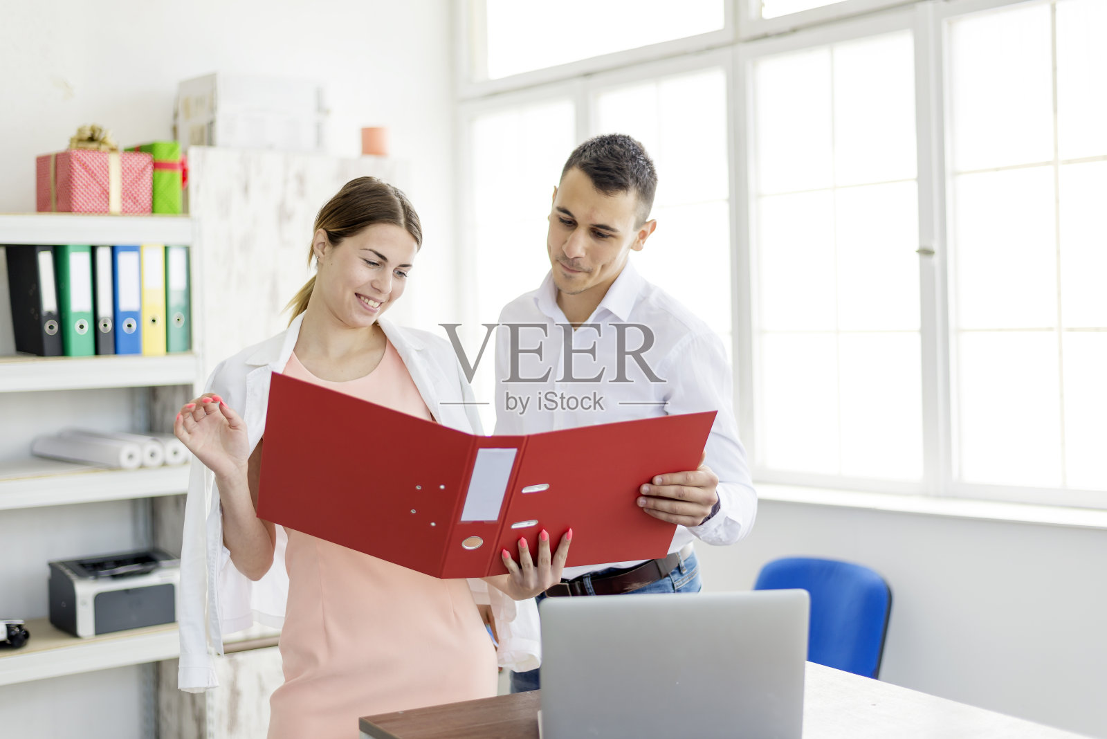 两个年轻的商业伙伴在一个项目上合作。照片摄影图片