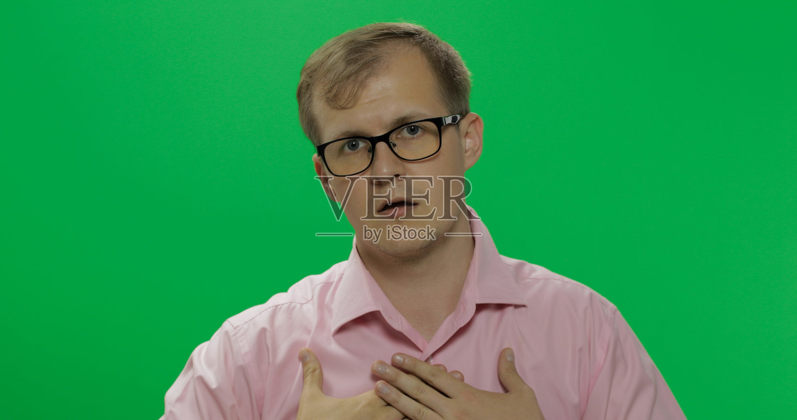 一个穿着衬衫的害羞年轻人想要注意他照片摄影图片