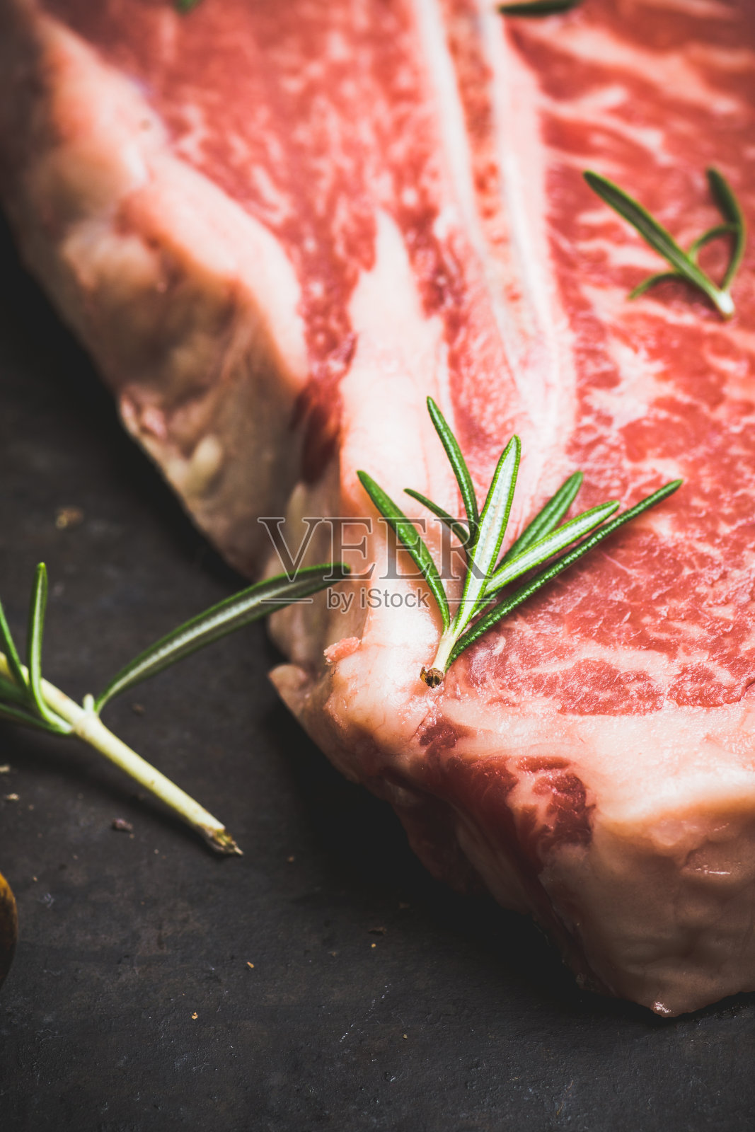 生的新鲜大理石t骨肉在乡村的背景照片摄影图片