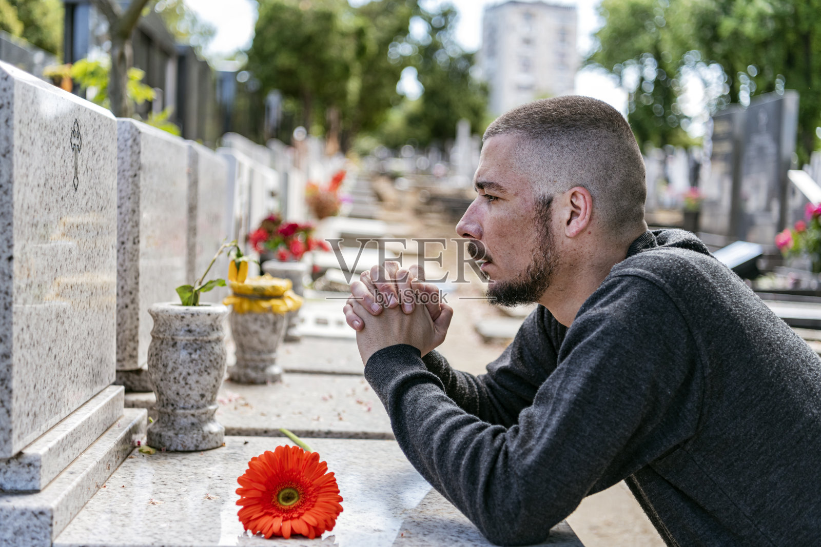 在墓地的男人照片摄影图片