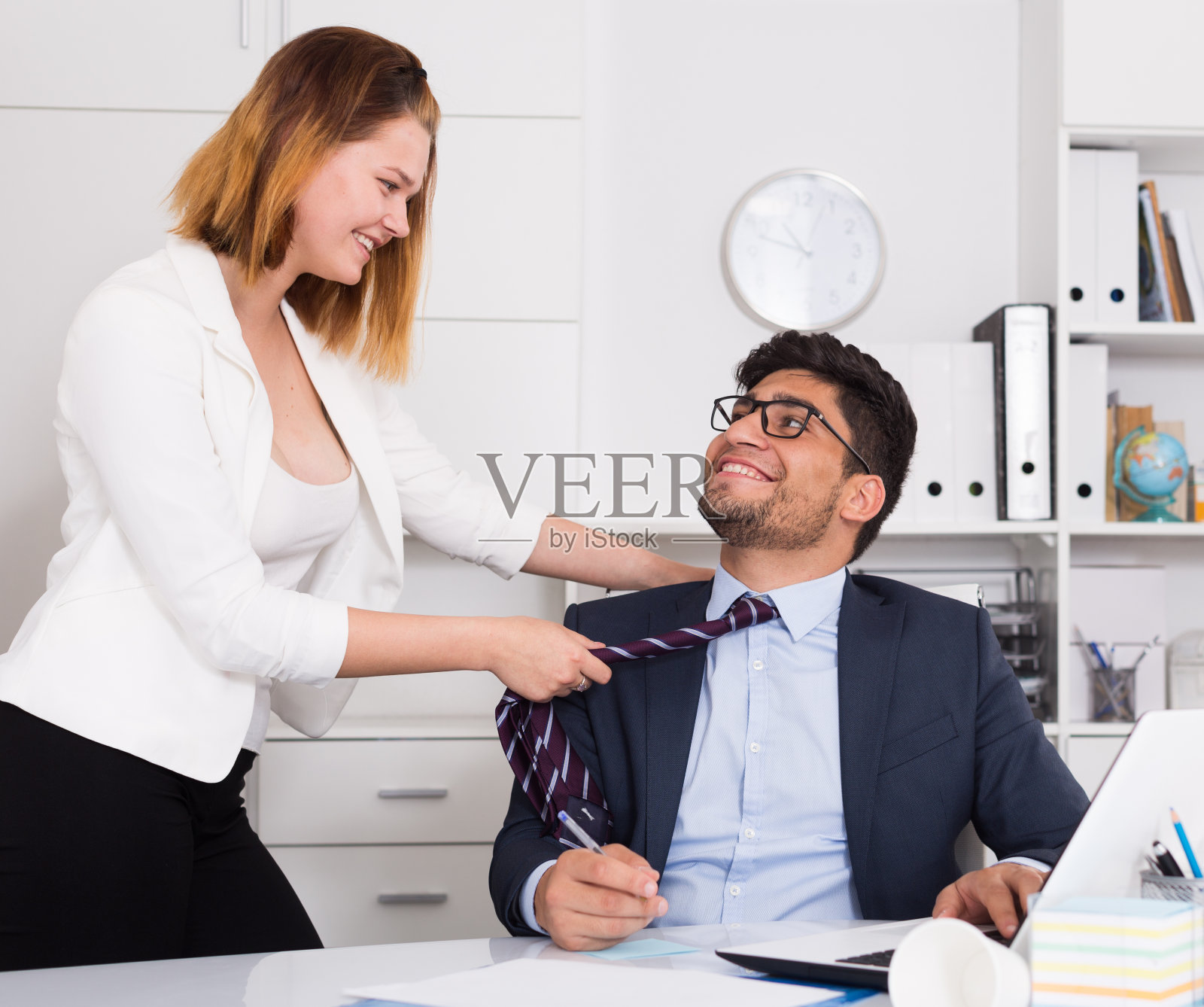 同事间的调情照片摄影图片