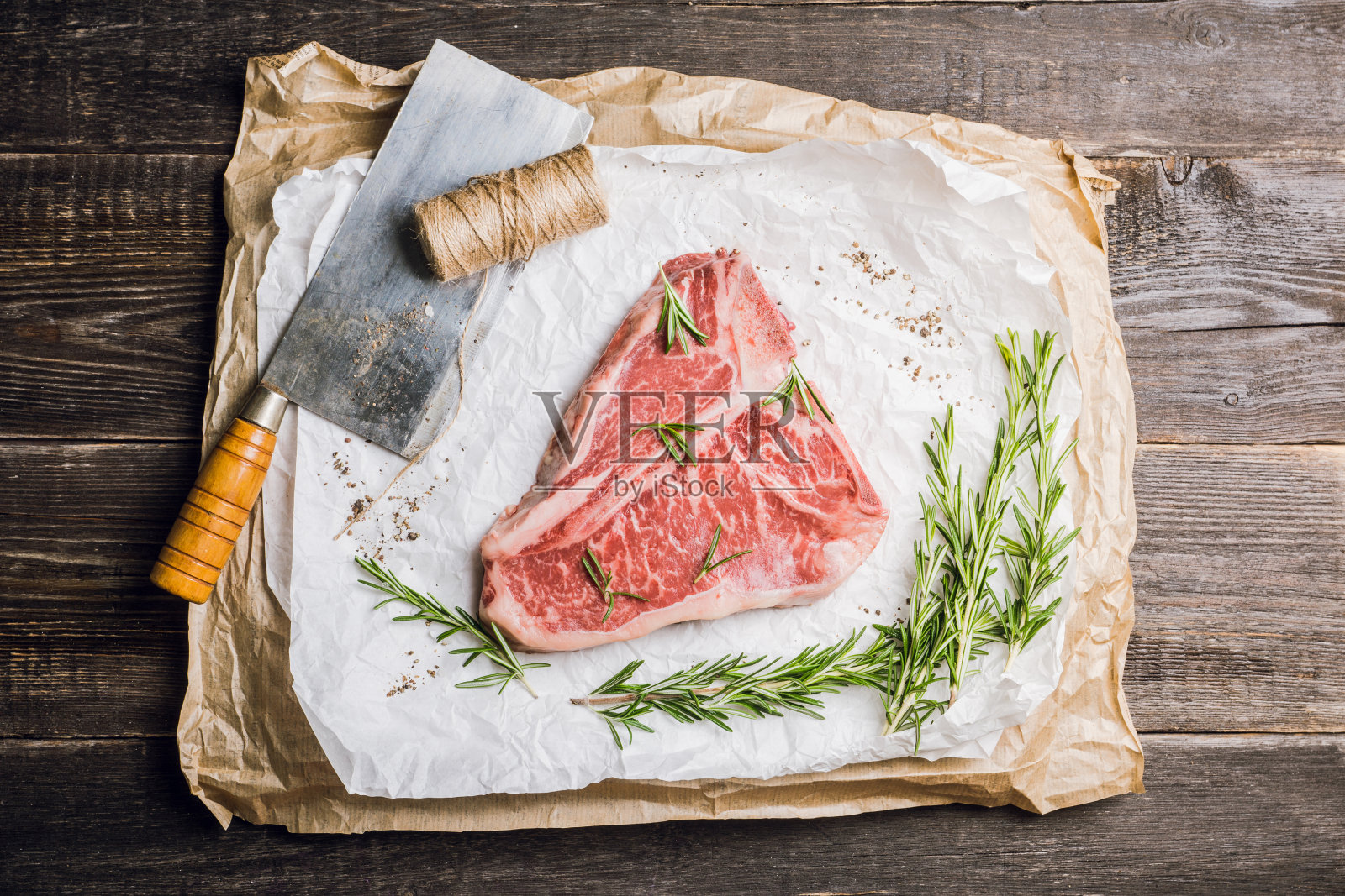 生的新鲜大理石t骨肉在乡村的背景照片摄影图片