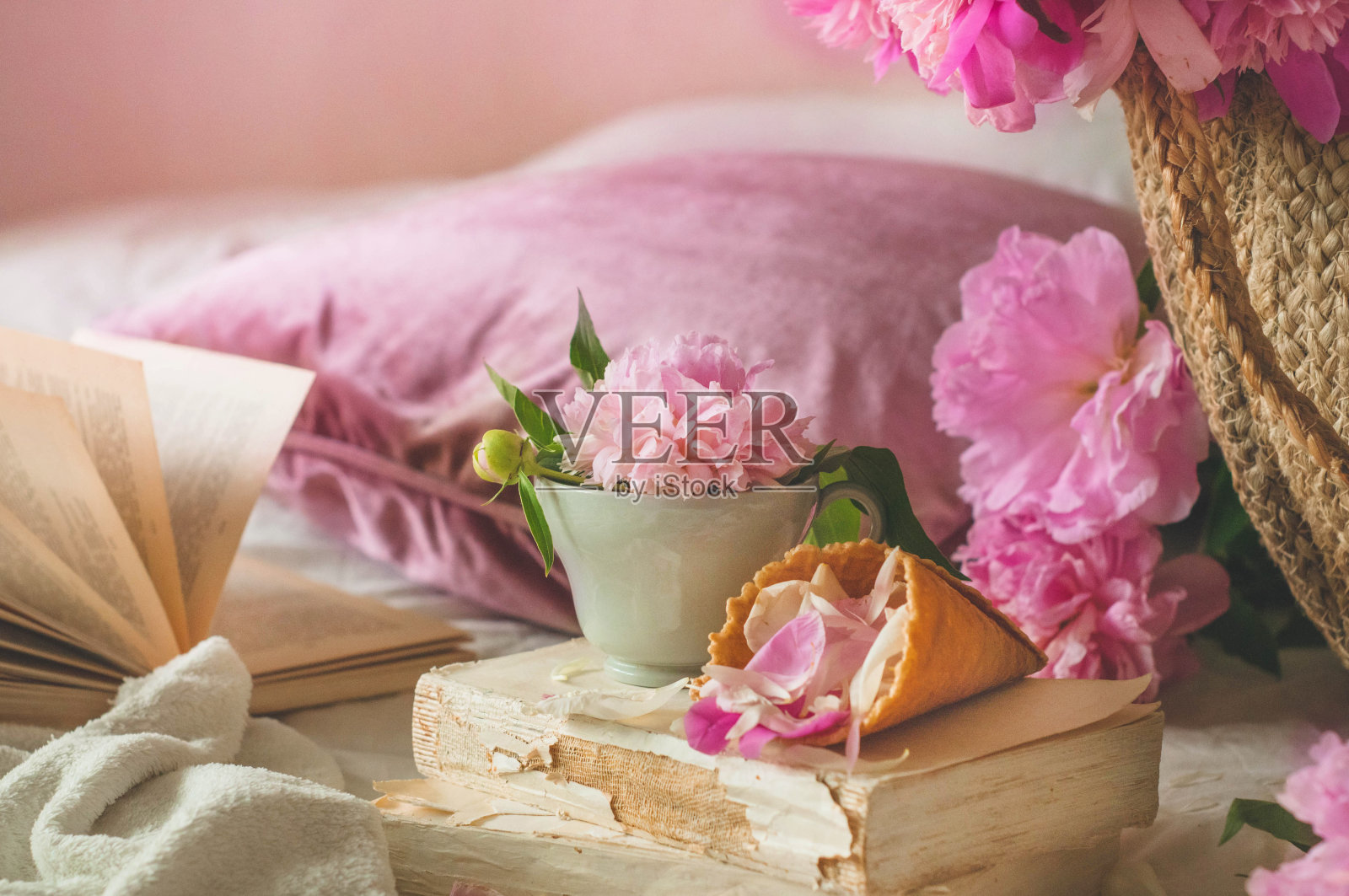 客厅家居室内的静物细节。茶杯上有松树花，书上有春天的装饰。阅读,休息照片摄影图片