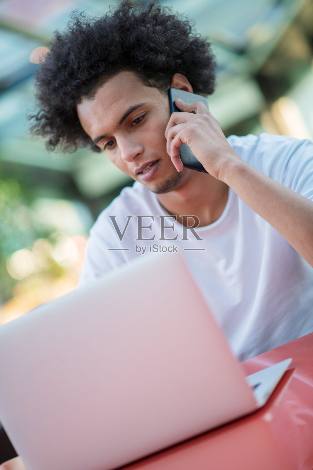 在明亮客厅里看笔记本电脑的成功男士照片摄影图片